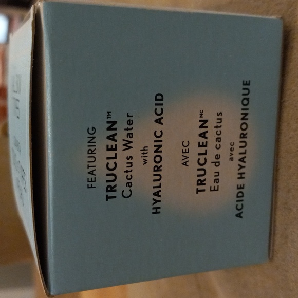 Mosturizer and primer in one featuring cactus water with hyaluronic acid - Picture 7 of 12